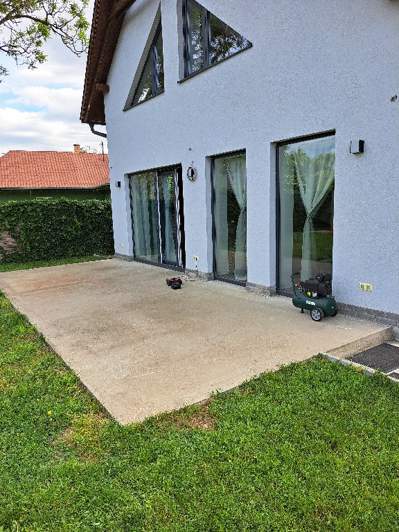 Hosszú egyenes kerítés beton alapjának kivitelezése Budapest és Pest megye