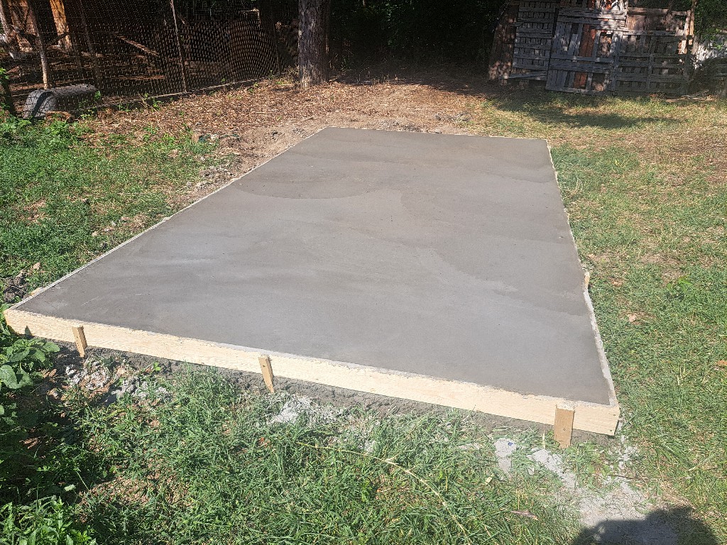 Kocsibeálló beton alap kivitelezés