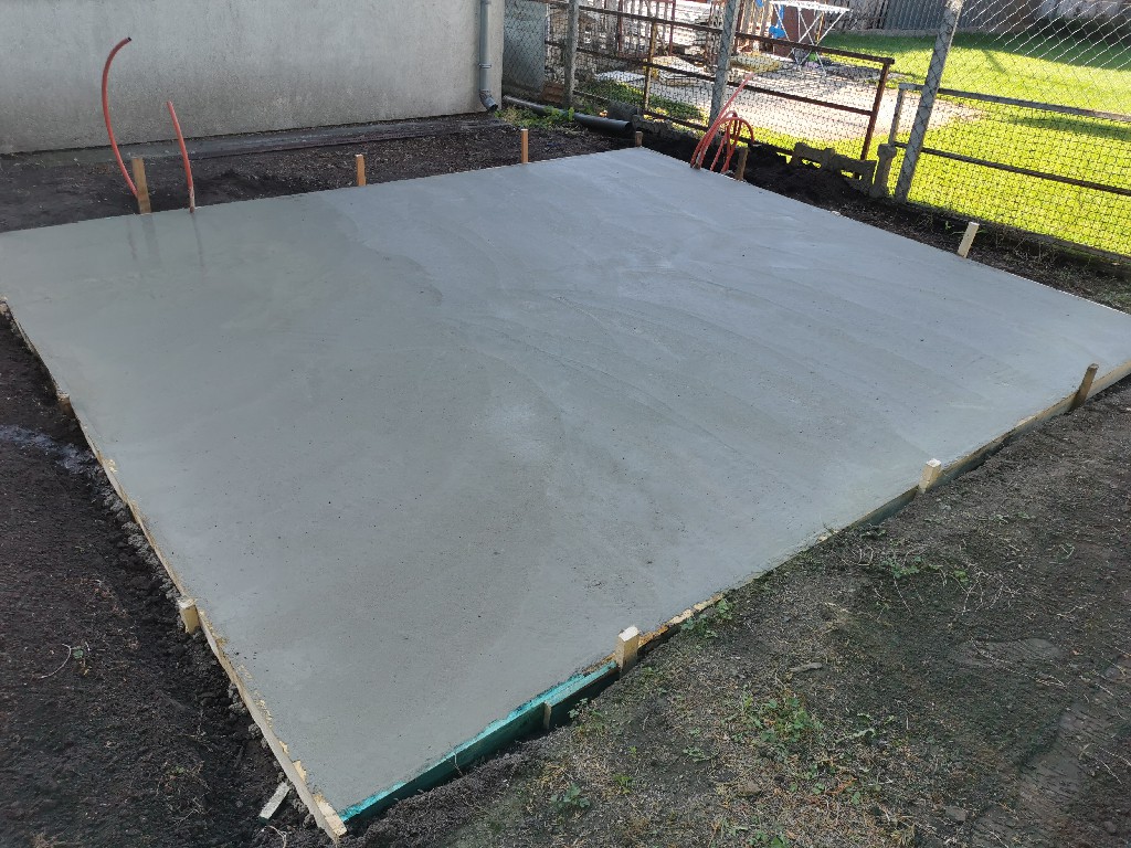Elkészült beton alap egy családi kertben