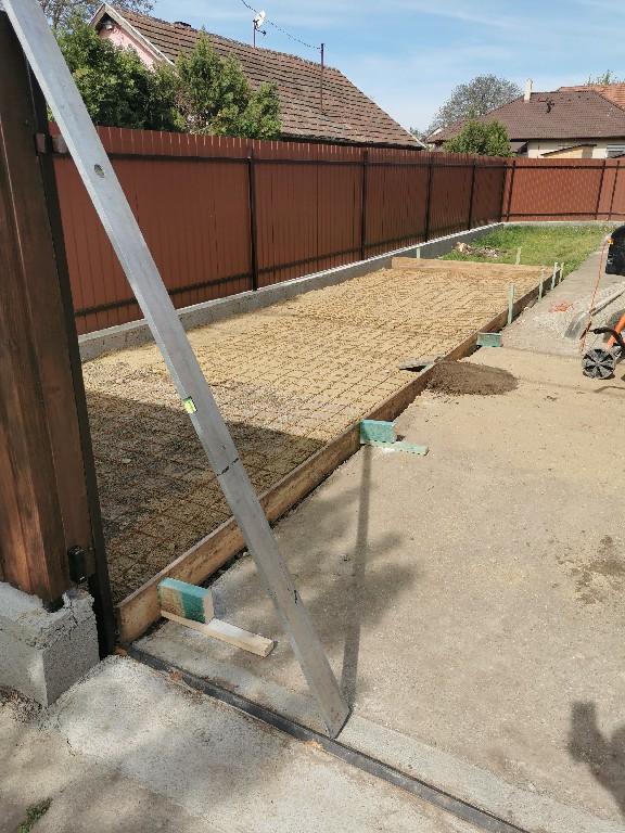 Hosszú, tökéletes egyenes betonalap - Vecsés